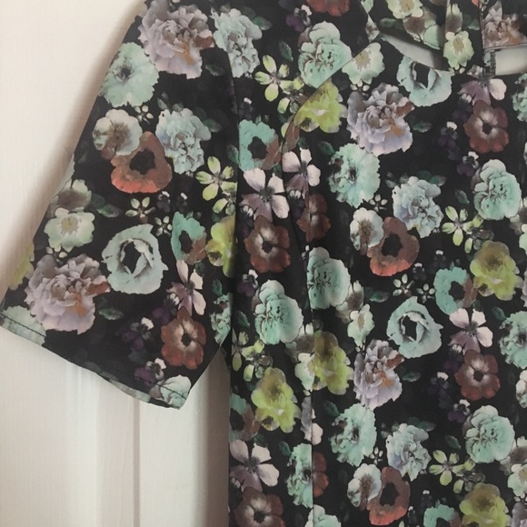 Floral form fitting dress - Picture 2 of 4